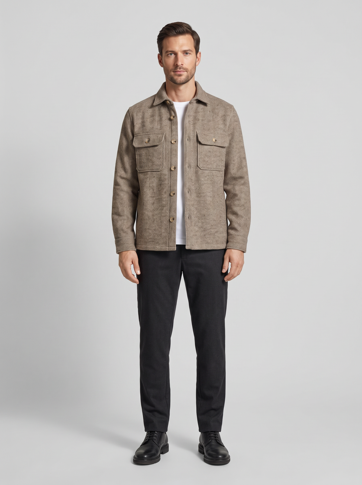Strellson Noon Hellbeige – Herren Hemden – Model frontal (KI-generiert)