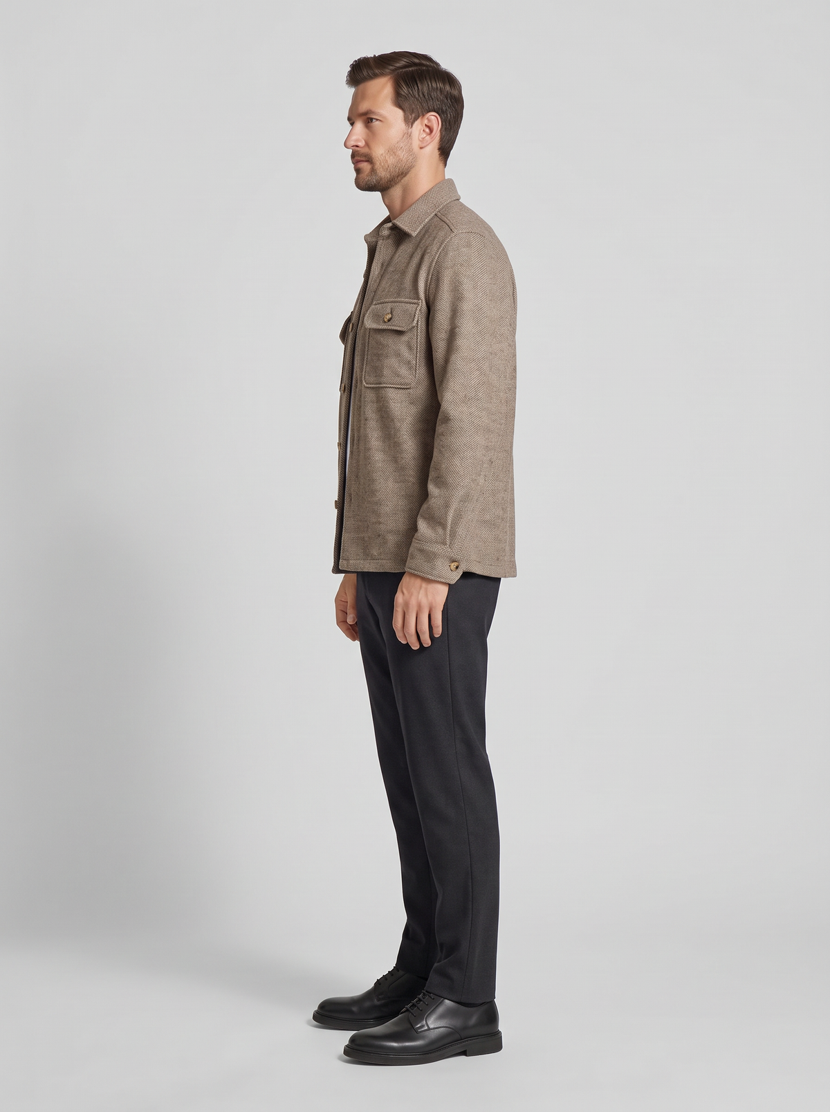 Strellson Noon Hellbeige – Herren Hemden – Model seitlich (KI-generiert)