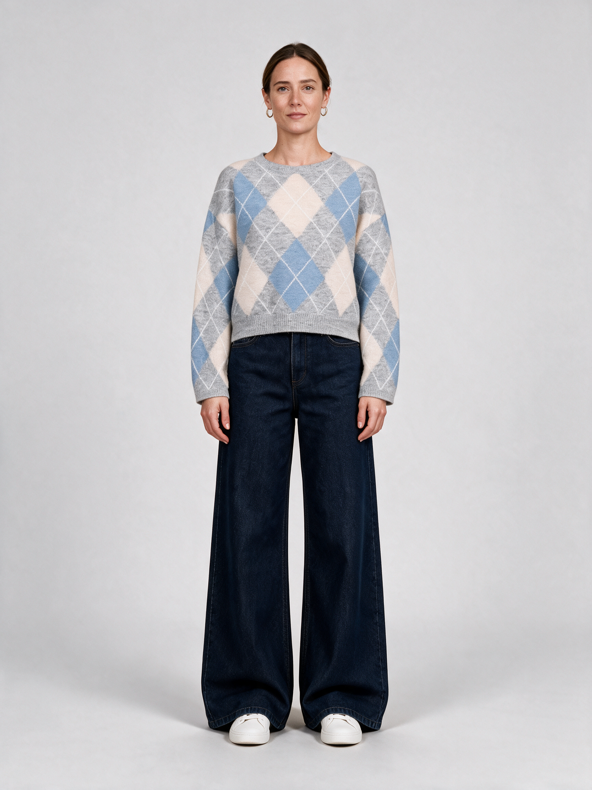 Herrlicher Ynez Pullover Hellgrau Melange am Model – Frontalansicht (KI-generiert)