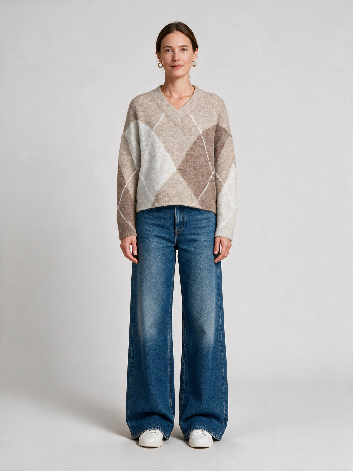 Herrlicher Floralin Pullover Beige am Model – Frontalansicht (KI-generiert)