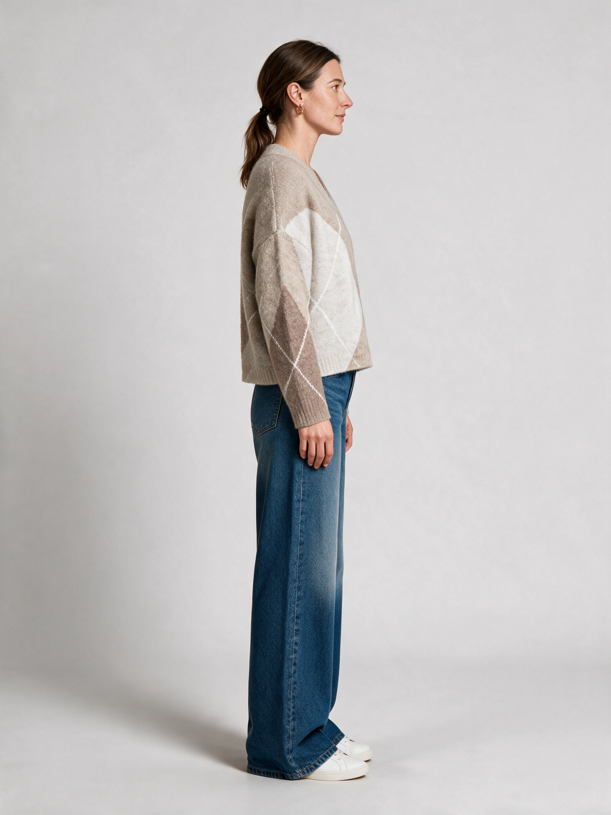 Herrlicher Floralin Pullover Beige am Model – Seitenansicht (KI-generiert)