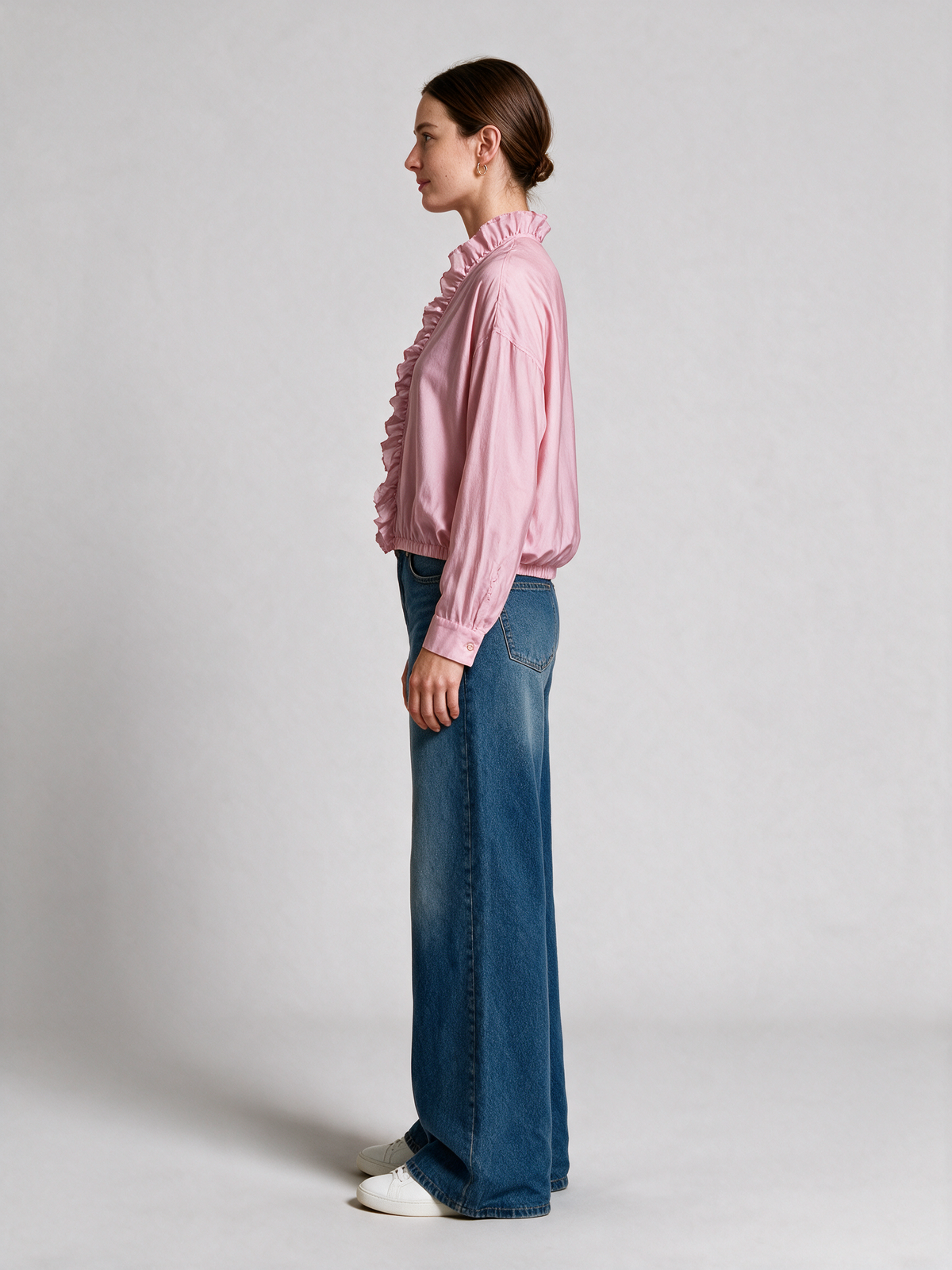 Herrlicher Cathina Bluse Blush am Model – Seitenansicht (KI-generiert)