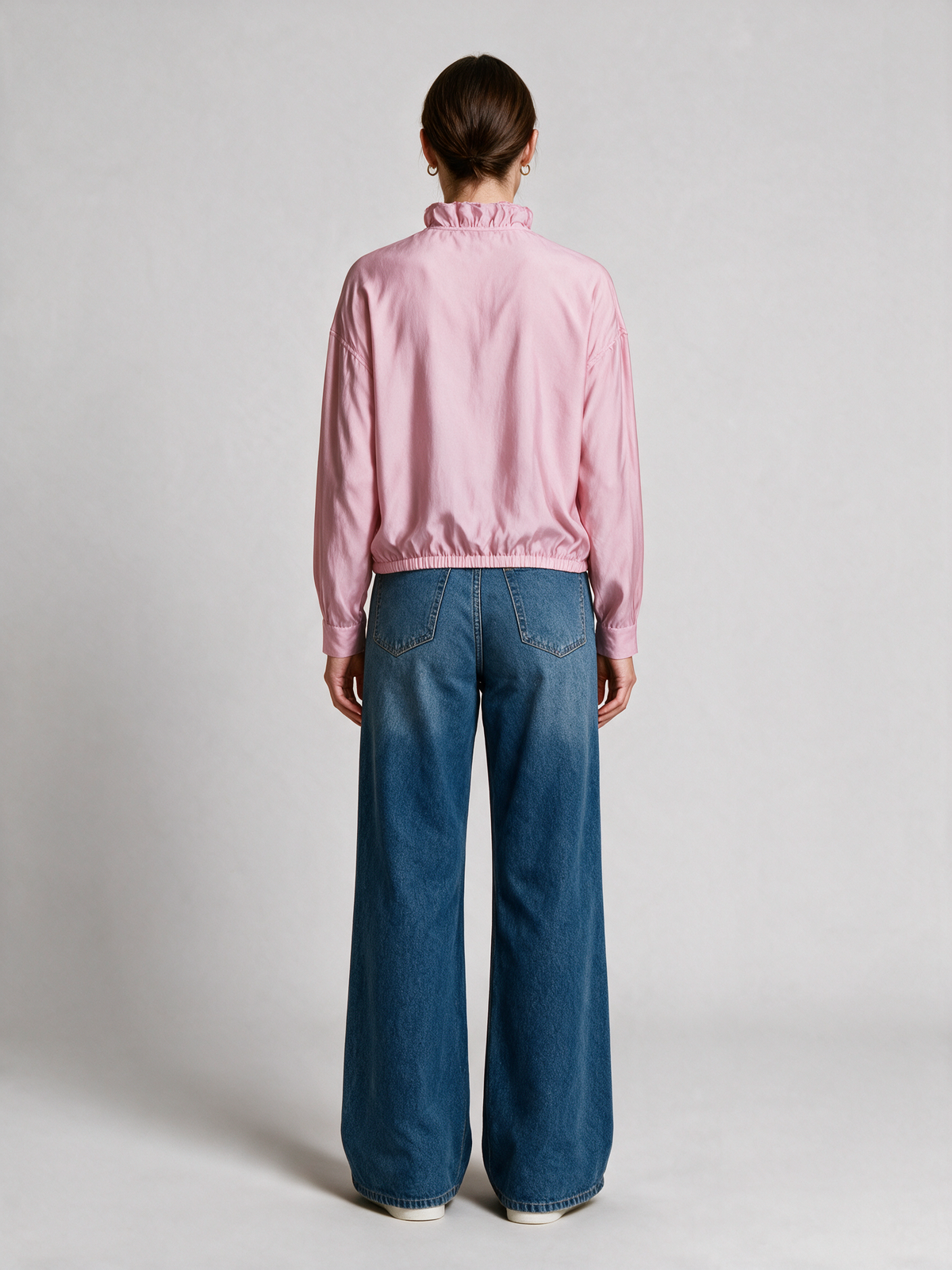 Herrlicher Cathina Bluse Blush am Model – Rückansicht (KI-generiert)