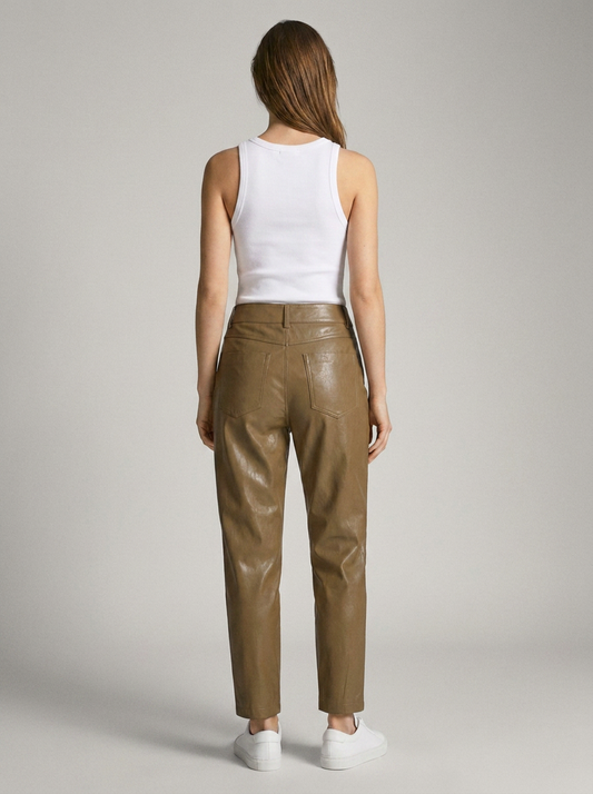 YAYA Carrot Fit-Hose Lederimitat Braun – Rückansicht, konsistentes Outfit