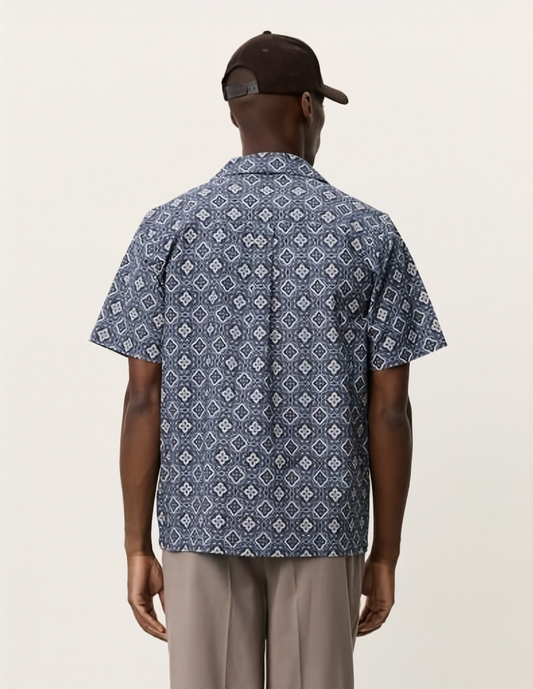 Les Deux Lukas Arabesque AOP SS Shirt in der Farbe BLUE FOG