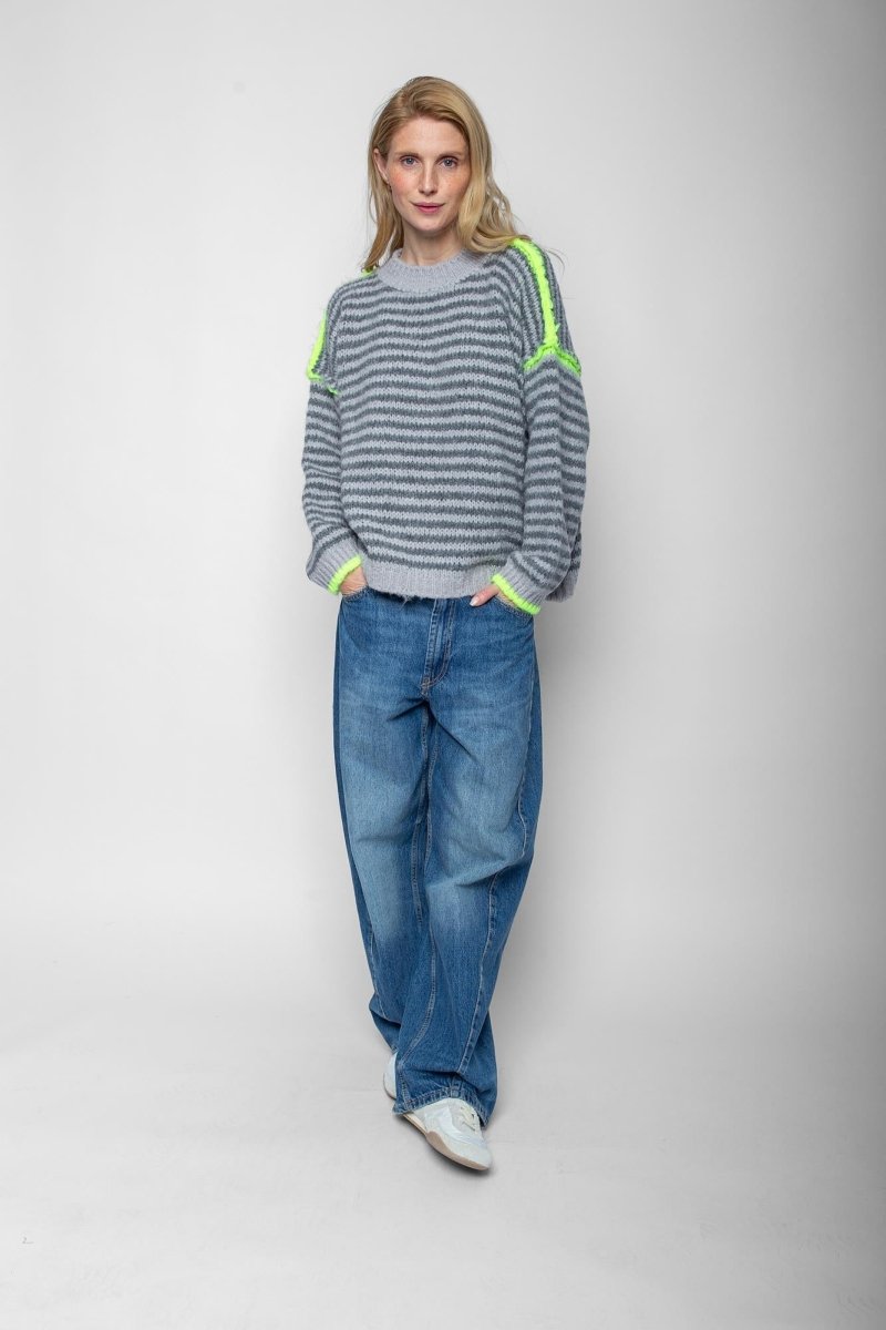 Emily Van Den Bergh Damenstrickpullover in der Farbe Grau Gestreift