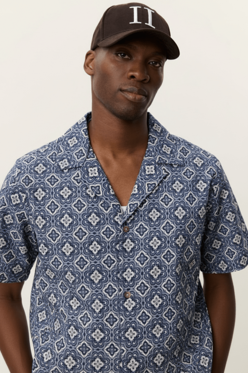 Les Deux Lukas Arabesque AOP SS Shirt in der Farbe BLUE FOG