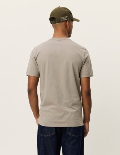 Les Deux Norregaard Contrast T-Shirt in der Farbe LAUREL OAK SAND