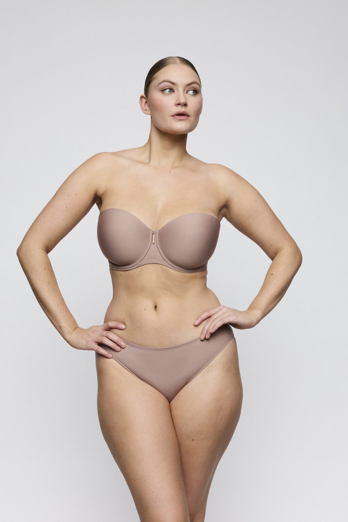 Primadonna Twist TWIXIE Unterlegter BH trägerlos Cosmetic – Model vorne