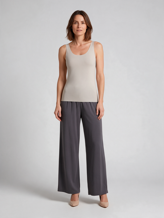 Mey Invisibles Top Bailey in der Farbe Creme, Frontalansicht am Model (KI-generiert)