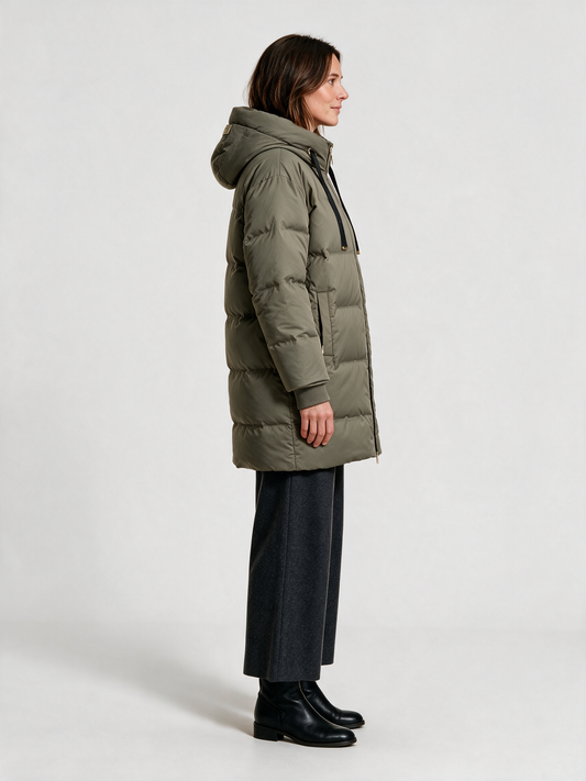Mos Mosh Avon Hope Kapuzen-Steppjacke Staubiges Oliv, Seitenansicht am Model (KI-generiert)