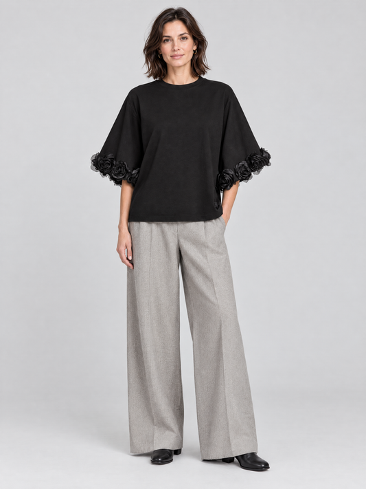 Mos Mosh Rosette Basic T-Shirt mit Rundhalsausschnitt in Schwarz – Model frontal (KI-generiert)