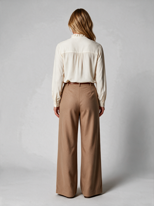 RICHROYAL Viskose Bluse mit Volant in Pearl White – Modelbild Rückseite (KI-generiert)
