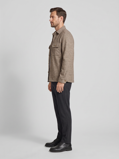 Strellson Noon Hellbeige – Herren Hemden – Model seitlich (KI-generiert)