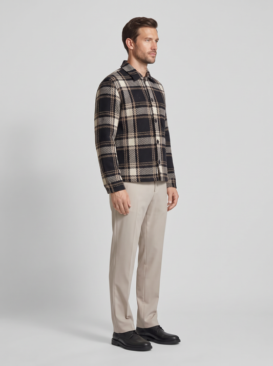 Strellson Noris Schwarz – Herren Hemden – Model seitlich (KI-generiert)
