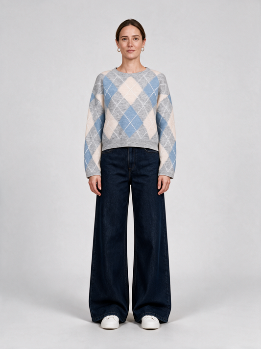 Herrlicher Ynez Pullover Hellgrau Melange am Model – Frontalansicht (KI-generiert)