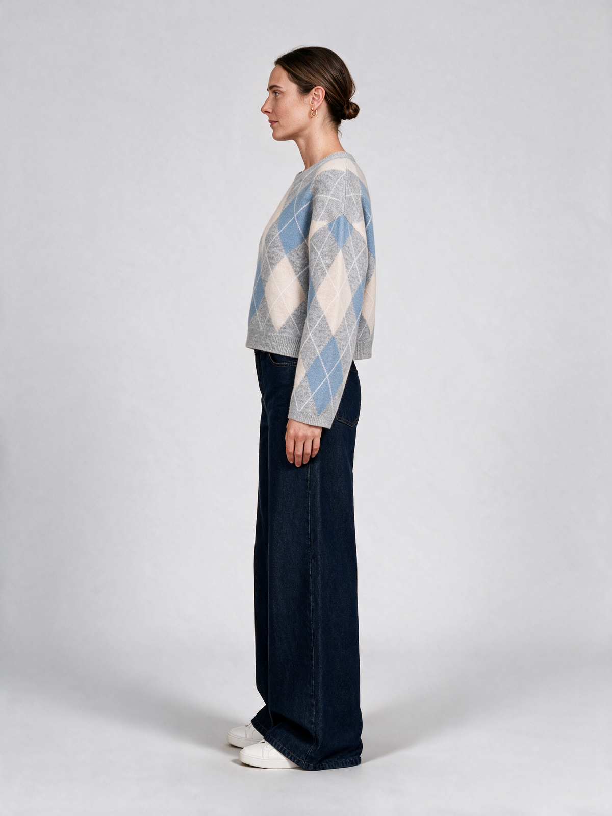 Herrlicher Ynez Pullover Hellgrau Melange am Model – Seitenansicht (KI-generiert)