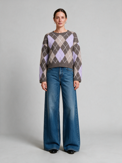 Herrlicher Ynez Pullover Flieder am Model – Frontalansicht (KI-generiert)