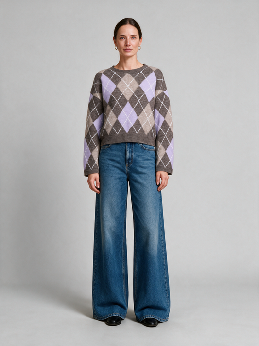 Herrlicher Ynez Pullover Flieder am Model – Frontalansicht (KI-generiert)
