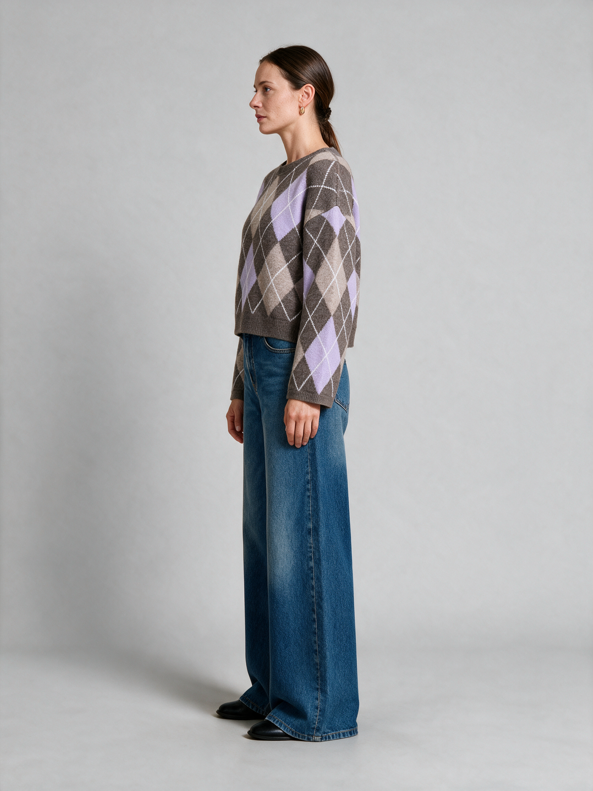 Herrlicher Ynez Pullover Flieder am Model – Seitenansicht (KI-generiert)