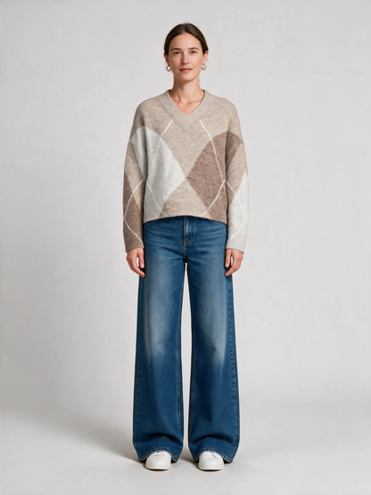 Herrlicher Floralin Pullover Beige am Model – Frontalansicht (KI-generiert)