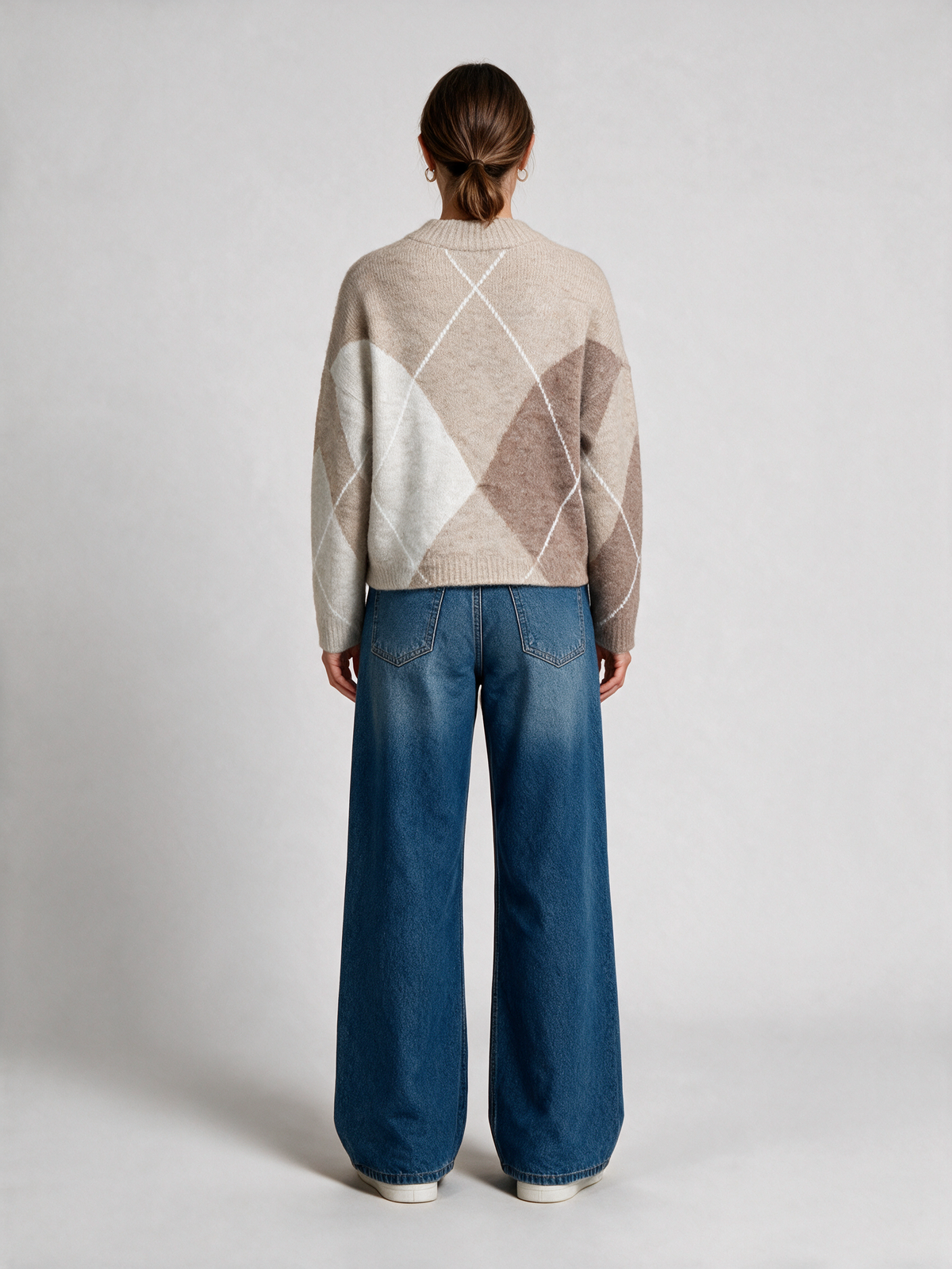 Herrlicher Floralin Pullover Beige am Model – Rückansicht (KI-generiert)