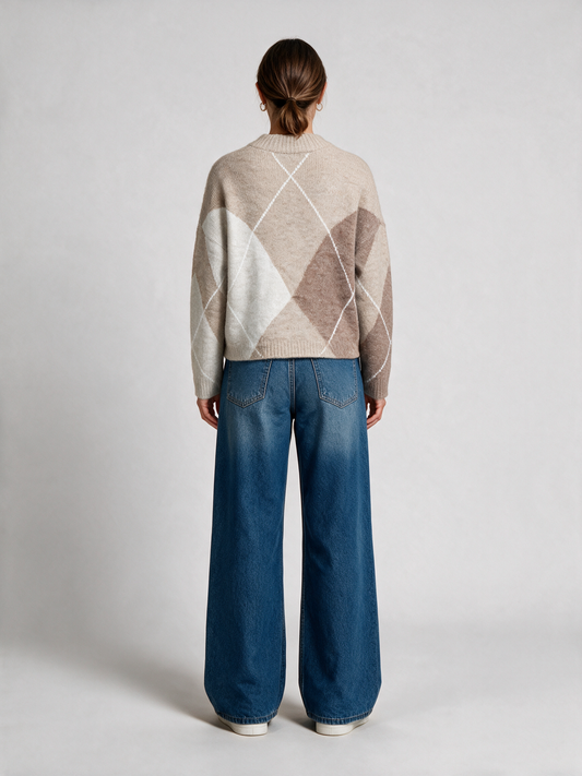 Herrlicher Floralin Pullover Beige am Model – Rückansicht (KI-generiert)
