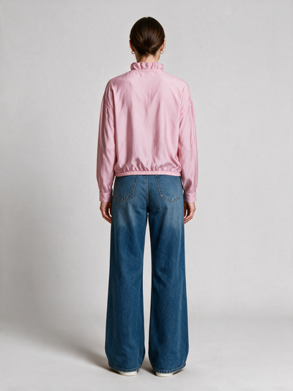 Herrlicher Cathina Bluse Blush am Model – Rückansicht (KI-generiert)