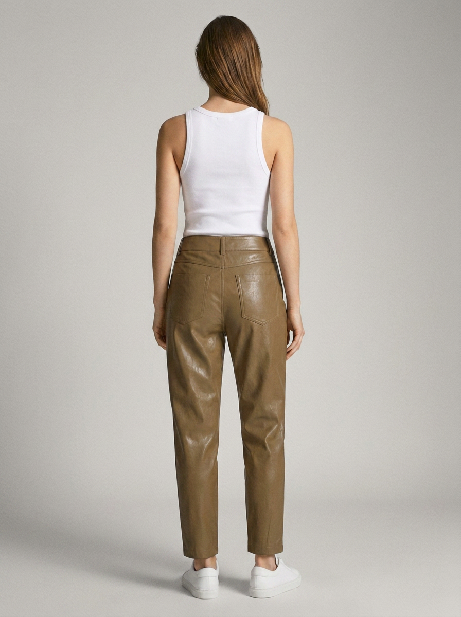 YAYA Carrot Fit-Hose Lederimitat Braun – Rückansicht, konsistentes Outfit
