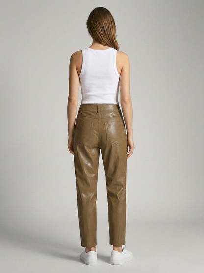 YAYA Carrot Fit-Hose Lederimitat Braun – Rückansicht, konsistentes Outfit