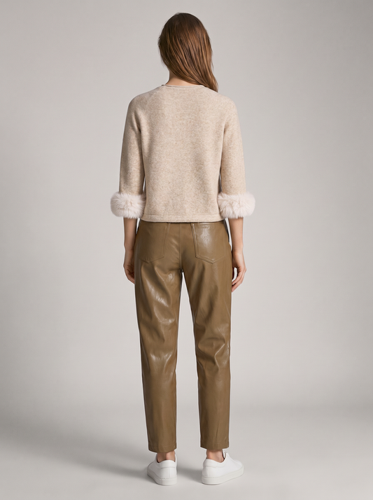 YAYA Pullover mit abnehmbaren Kunstfell-Manschetten Hellbeige Melange – Modelbild hinten