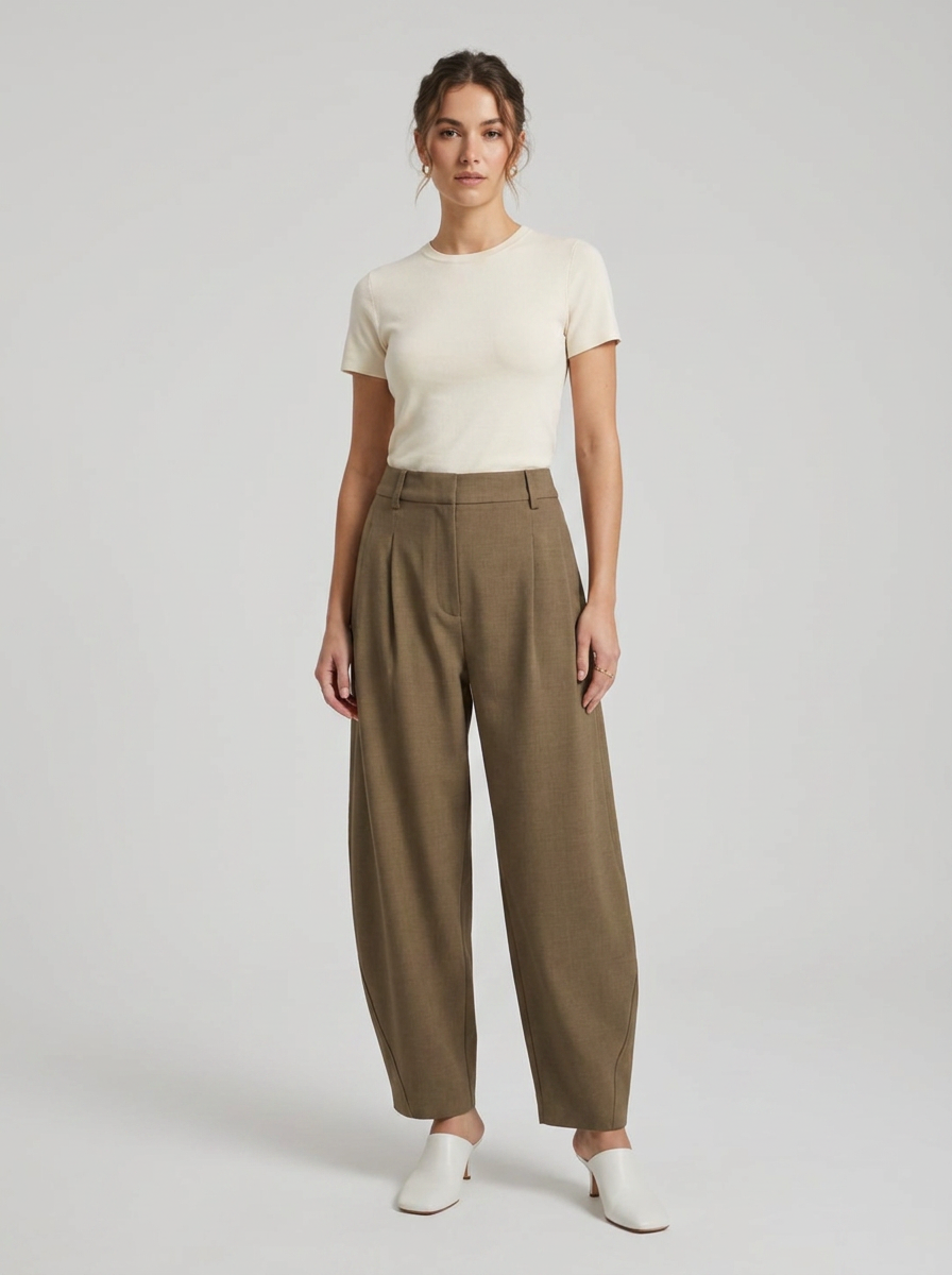 YAYA Barrel-Leg-Hose mit Zierfalte Braun – Frontalansicht, urbanes Model