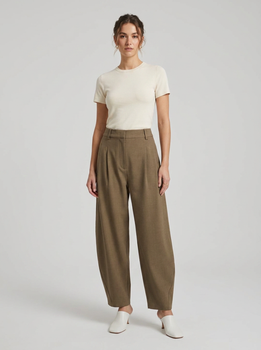 YAYA Barrel-Leg-Hose mit Zierfalte Braun – Frontalansicht, urbanes Model