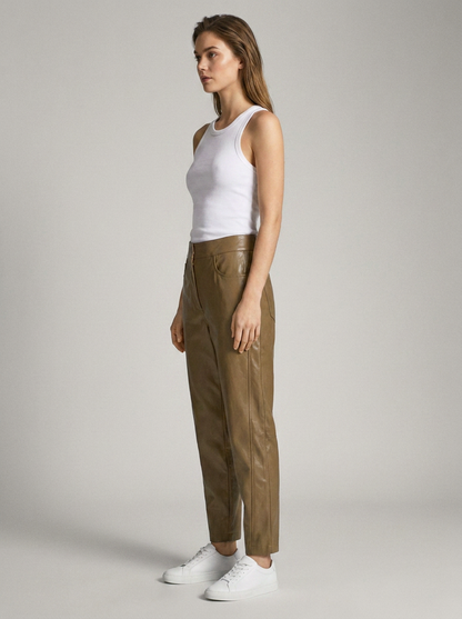 YAYA Carrot Fit-Hose Lederimitat Braun – Seitenansicht, konsistentes Outfit
