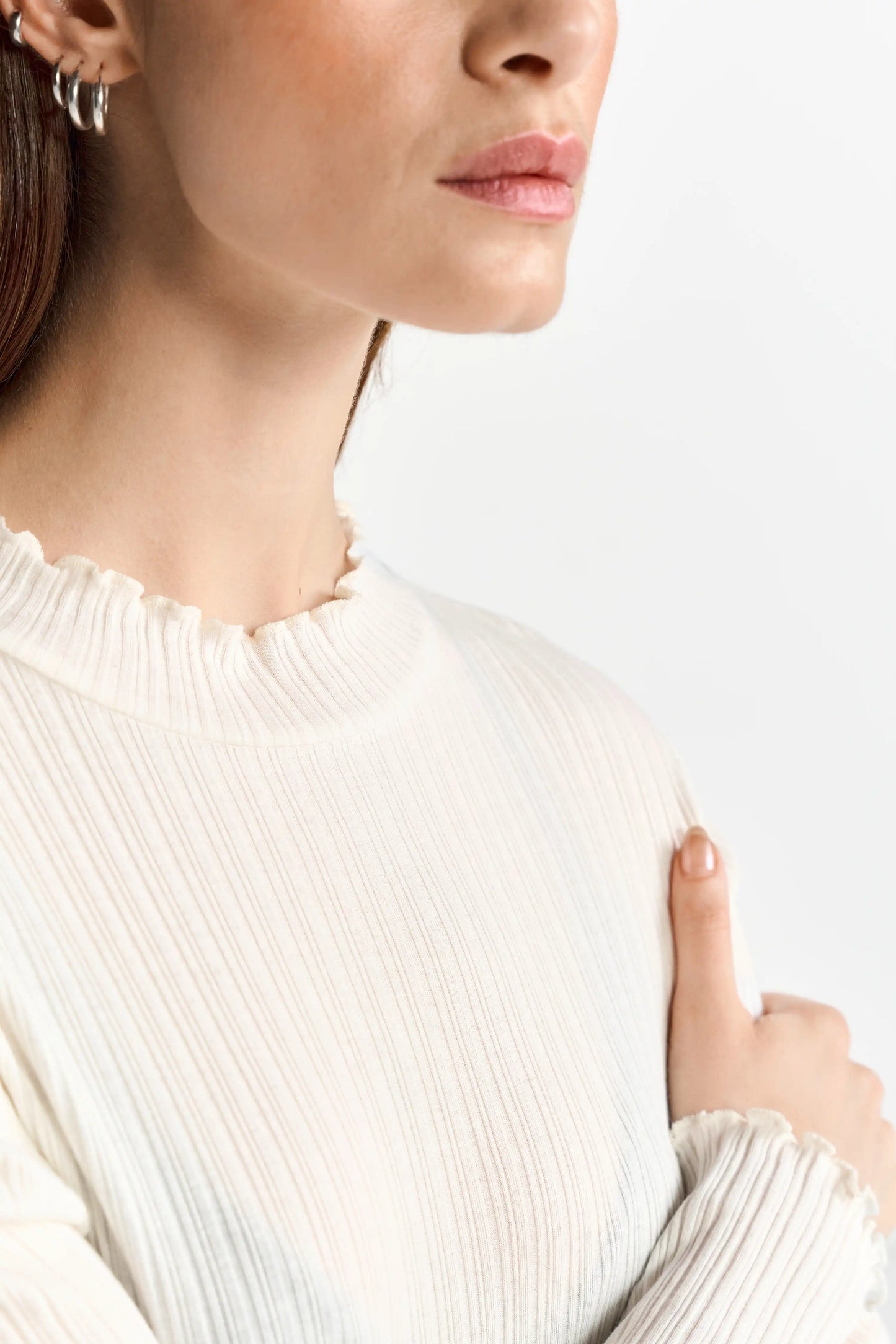Rich and Royal Organic Rib Longsleeve Ruffle in der Farbe Pearl White