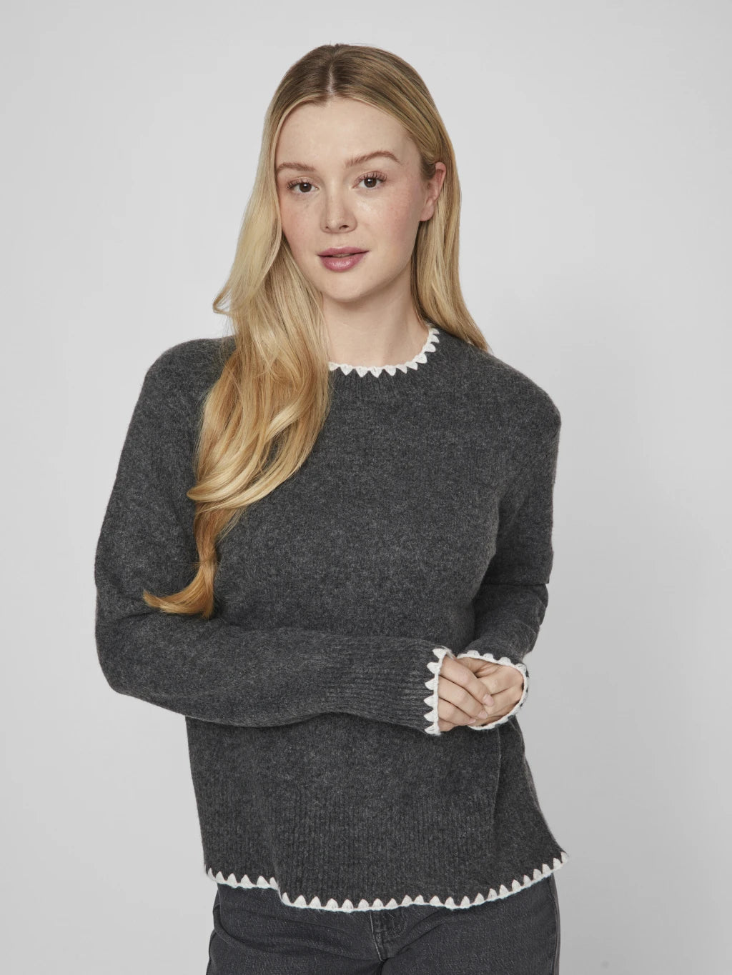 Vila Pullover Vihefna in der Farbe Dark Grey Melange