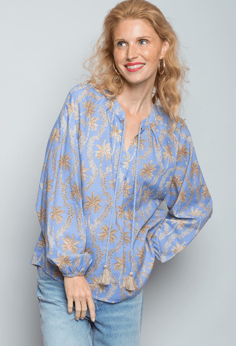 Emily Van Den Bergh Damenbluse in der Farbe sand blue palms