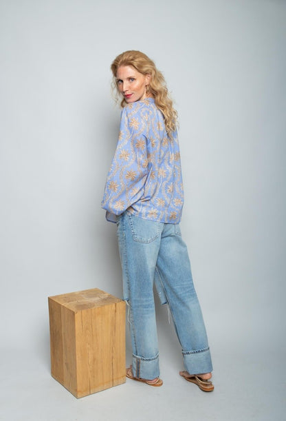 Emily Van Den Bergh Damenbluse in der Farbe sand blue palms