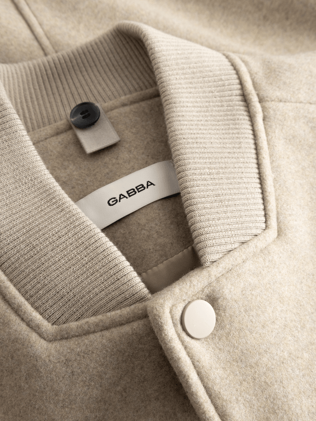 Gabba GABmatheo Plain Bomber Jacket in der Farbe Sand
