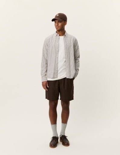 Les Deux Konrad Stripe Cotton Linen Shirt in der Farbe TEAK BROWN