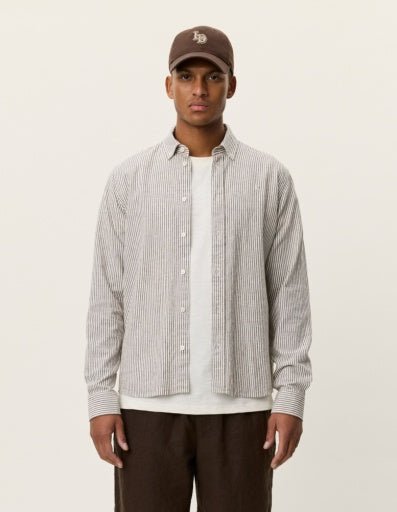 Les Deux Konrad Stripe Cotton Linen Shirt in der Farbe TEAK BROWN