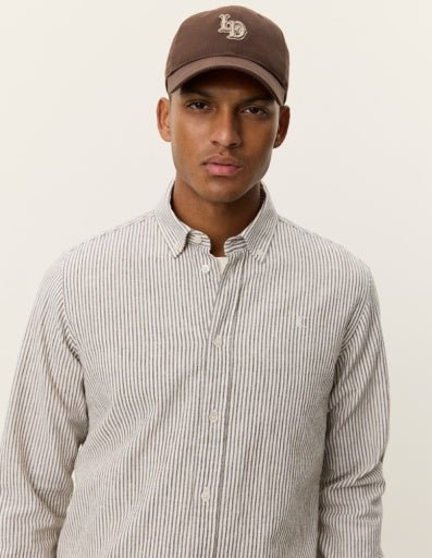 Les Deux Konrad Stripe Cotton Linen Shirt in der Farbe TEAK BROWN