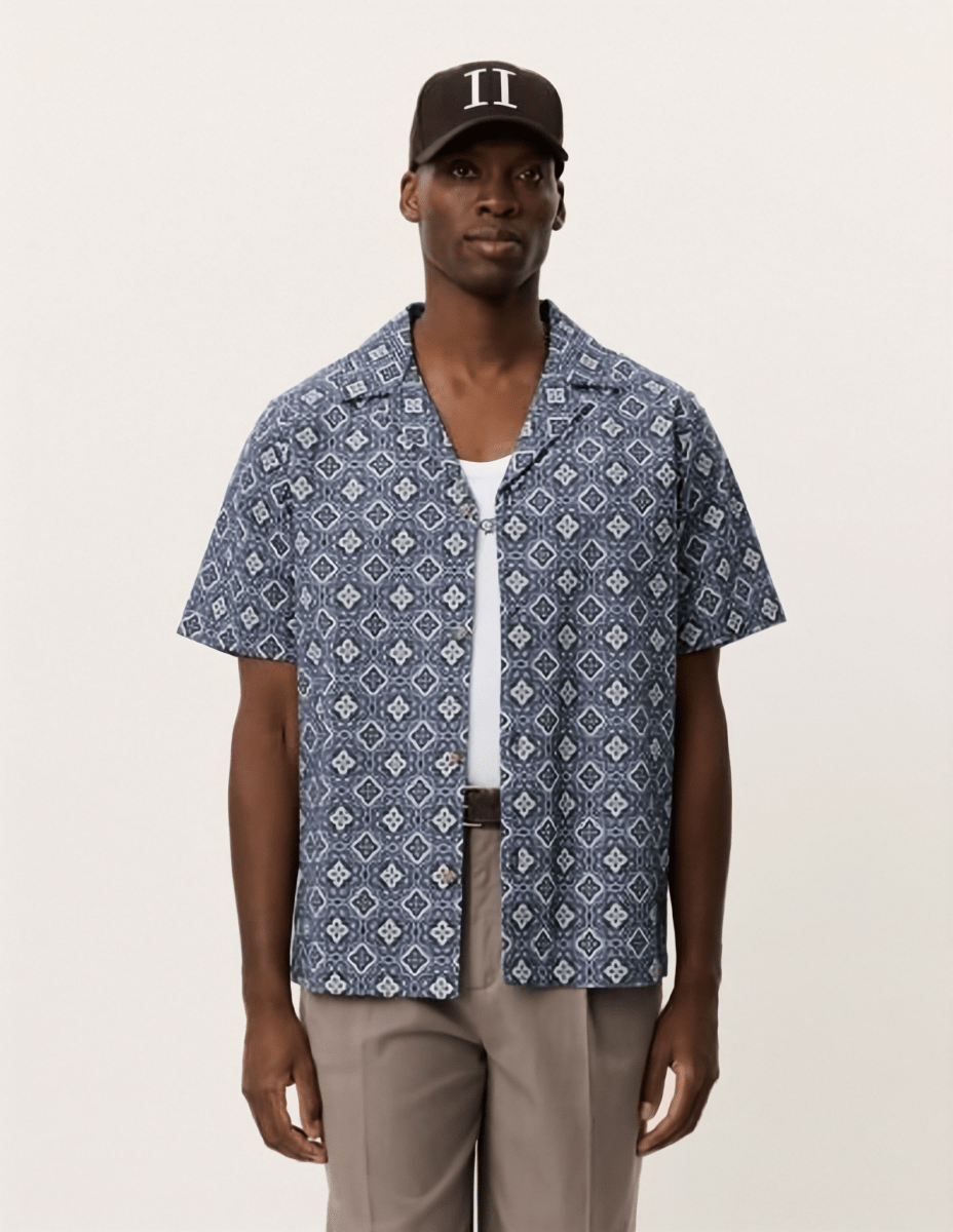 Les Deux Lukas Arabesque AOP SS Shirt in der Farbe BLUE FOG
