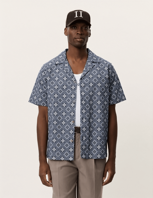 Les Deux Lukas Arabesque AOP SS Shirt in der Farbe BLUE FOG