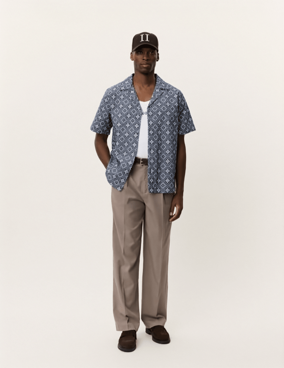 Les Deux Lukas Arabesque AOP SS Shirt in der Farbe BLUE FOG