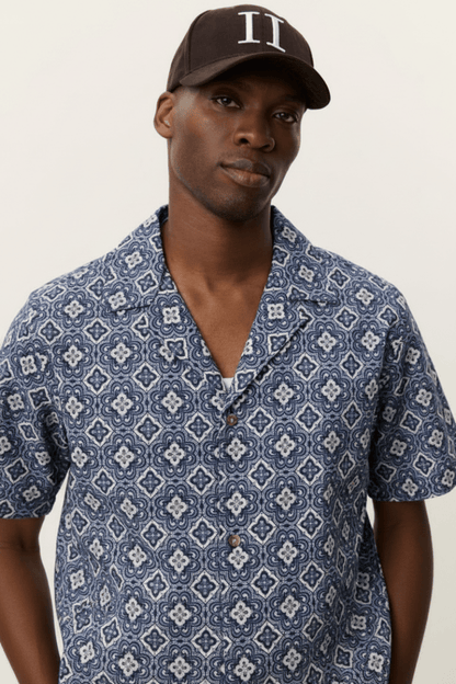 Les Deux Lukas Arabesque AOP SS Shirt in der Farbe BLUE FOG