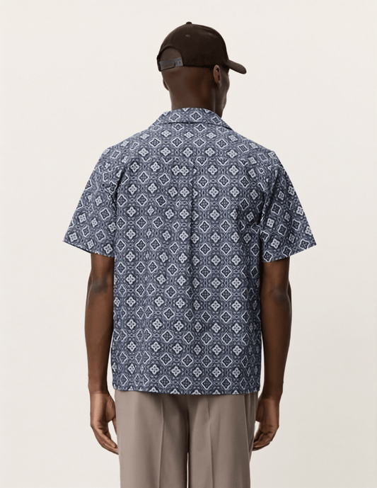 Les Deux Lukas Arabesque AOP SS Shirt in der Farbe BLUE FOG
