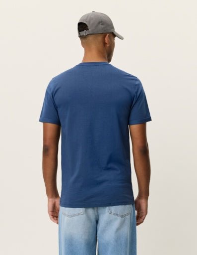 Les Deux Norregaard Contrast T-Shirt in der Farbe DARK DENIM BLUE