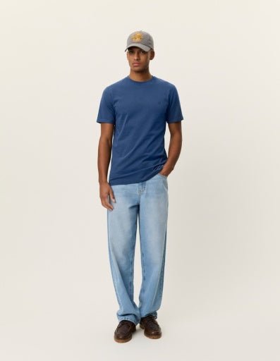Les Deux Norregaard Contrast T-Shirt in der Farbe DARK DENIM BLUE
