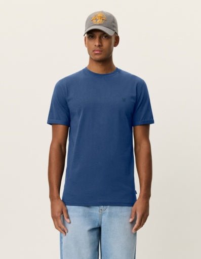 Les Deux Norregaard Contrast T-Shirt in der Farbe DARK DENIM BLUE